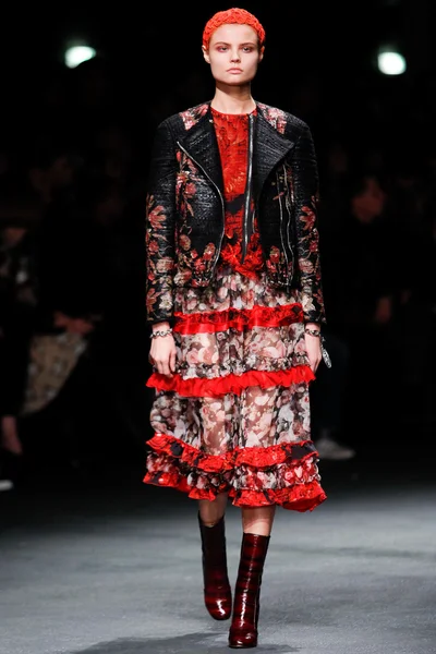 Look 16